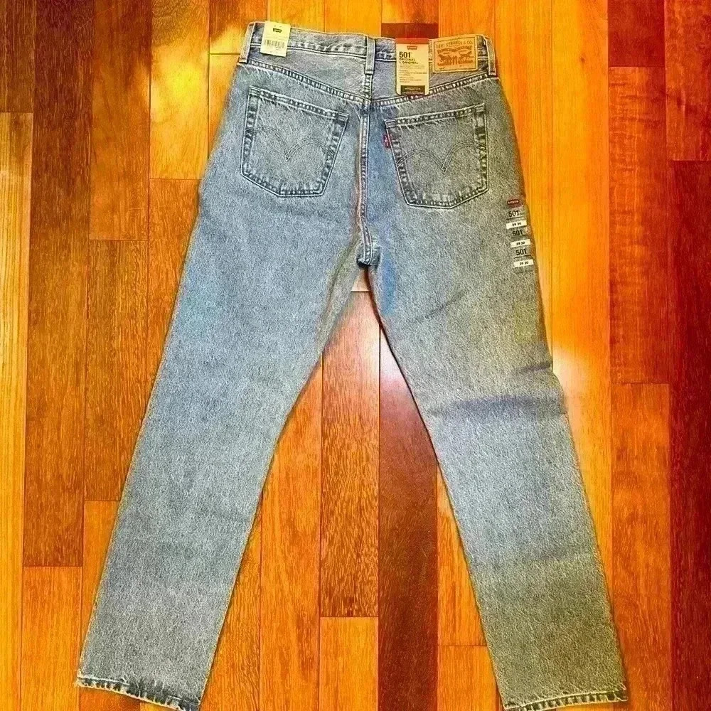 Levi’s |  Women’s straight leg light wash 501s size 29/30 BNWT - Picture 6 of 11